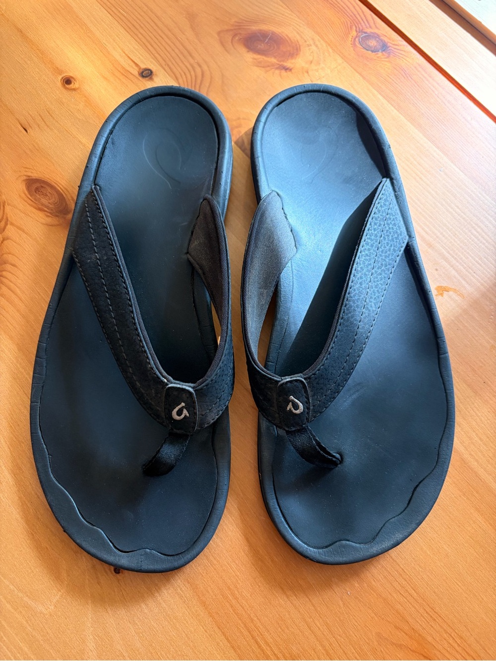 OluKai Black Flip Flop Sandals
